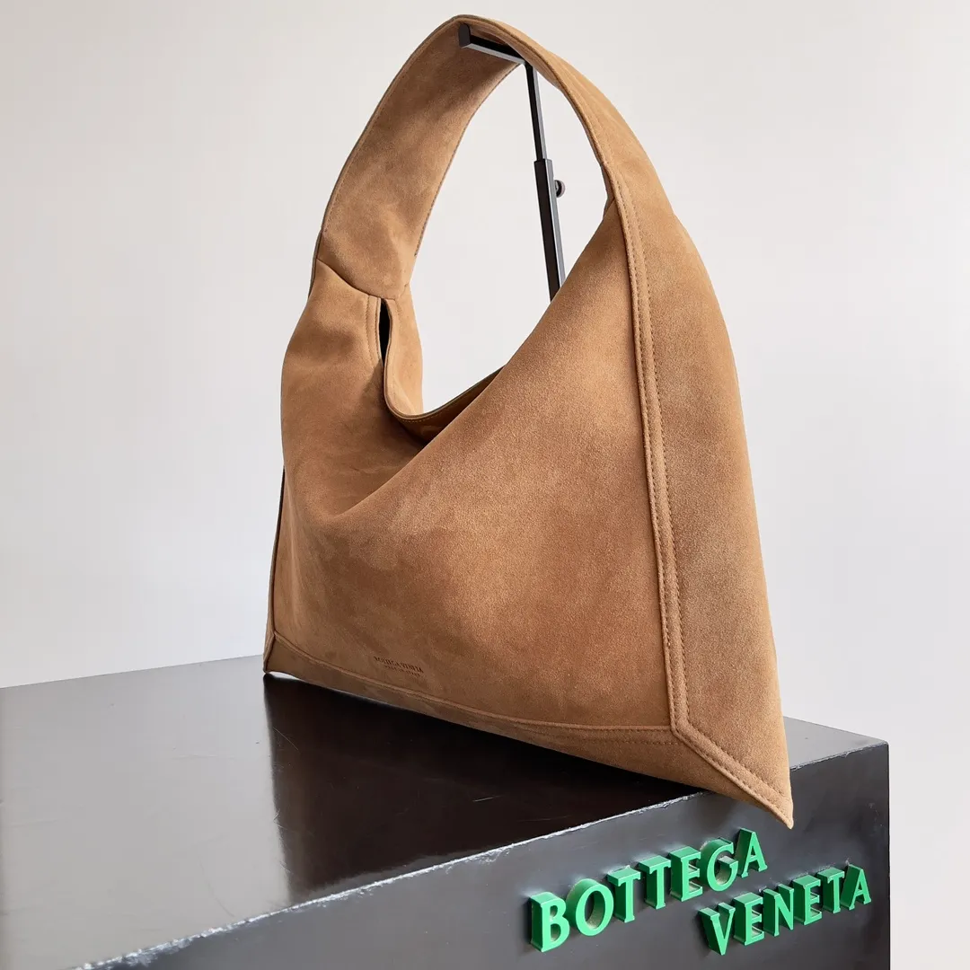Batch 2080 Bottega Veneta, the flagship product of the 2024 autumn and winter, is making a splash from the catwalk to the streets. It not only brings a strong retro atmosphere, but also can easily interpret different styles through a variety of matching methods. Whether it is a smart and elegant workplace look or casual and comfortable daily wear, fully imported calfskin is a fashion element you can’t miss! Style number: 803977 Size: 41*20*8cm